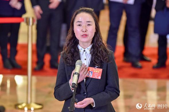 全國(guó)人大代表、甘肅省徽縣隴上莊園淘寶店負(fù)責(zé)人梁倩娟。