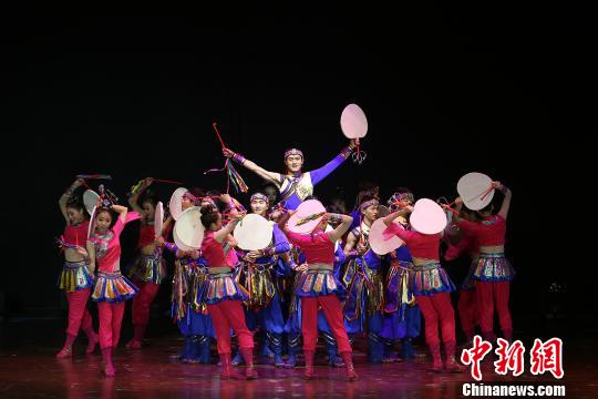 滿(mǎn)族特色舞蹈《滿(mǎn)鄉(xiāng)鈴鼓》在遼寧大連上演