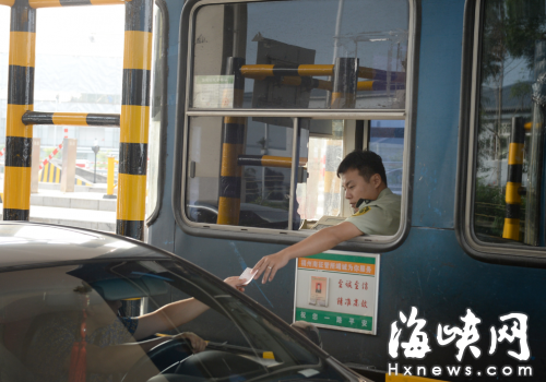 高速收費站收費員長期在這樣的環(huán)境中工作，影響健康