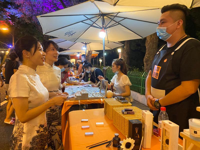 （頭條）福州農(nóng)商銀行旗袍支行員工走進夜市了解攤主金融服務(wù)需求。.jpg