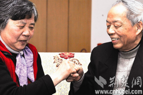 楚天金報訊 “50年了，我終于牽起了你的手?！?記者劉蔚丹攝) 遲來的愛同樣芬芳