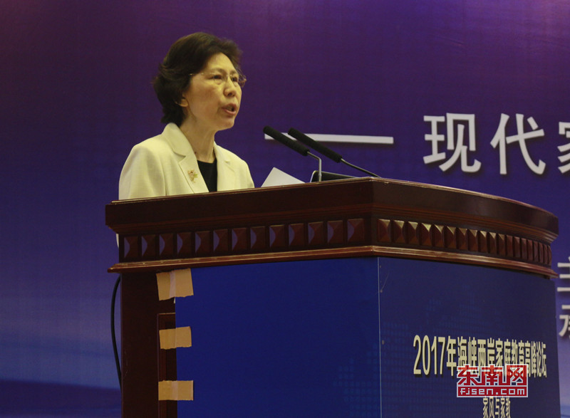 2、全國人大法律委委員,中國家庭教育學(xué)會常務(wù)副會長,全國婦聯(lián)原副主席、書記處書記趙東花出席論壇并致辭.jpg