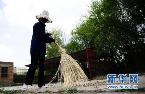 5月17日，中國鋁業(yè)青海分公司職工羅靜源在公司內清掃垃圾。新華社記者張宏祥攝
