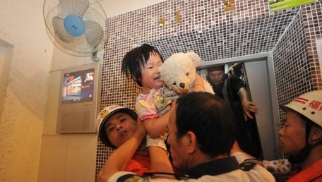 電梯懸停呼救鍵成擺設(shè) 11人被悶一小時(圖)