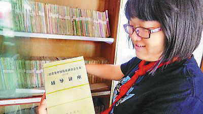 8月28日，在一所學(xué)校的圖書(shū)室里，小西隨手從書(shū)柜中拿出一本原有的書(shū)，里面大多是十幾年前出版的舊書(shū)。