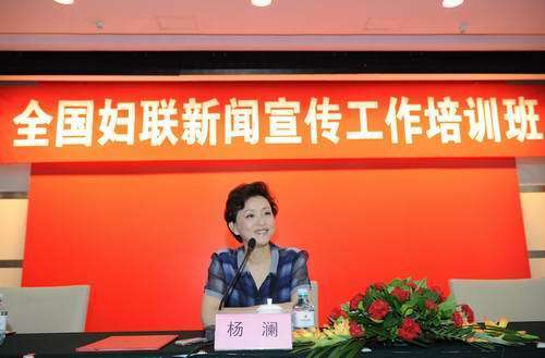 陽光媒體集團(tuán)主席、資深節(jié)目主持人楊瀾在培訓(xùn)班上講課