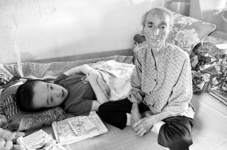 9旬老人照顧病床上孫女20年 最想給孫女上戶(hù)口