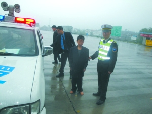 　高速公路執(zhí)法人員把劉華帶往服務(wù)站休息。