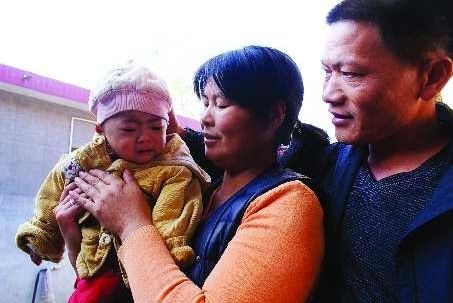 夫妻撿到患先天性心臟病棄嬰舉債為其治?。▓D)