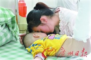 司機撞傷1歲男童被喊停多名路人協(xié)助其救援(圖)