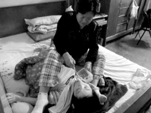 女子棄職27年照顧腦癱繼女喂食常挨巴掌(圖)