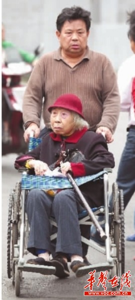 男子更名改姓照顧已故同學(xué)父母39年妻子出走(圖)