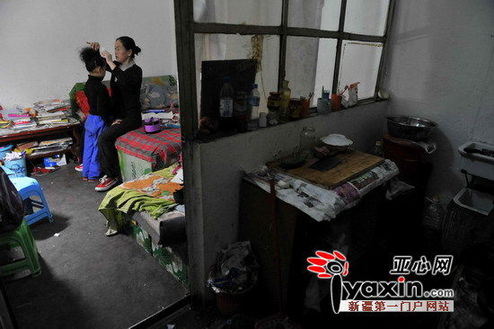  10月27日，一間不足12平方米的小屋被隔成兩個小間，一個是廚房一個是臥室。放學(xué)回家后媽媽就要給她化妝，做好演出前的準備。亞心網(wǎng)記者 李遠新 攝
