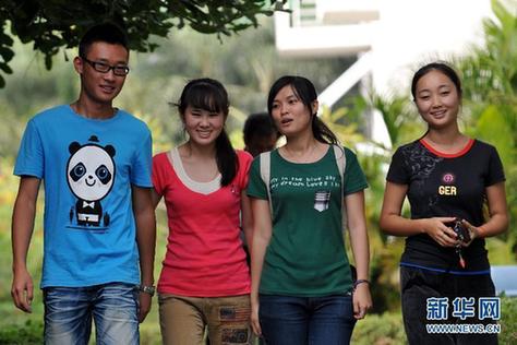 三名女大學(xué)生救助被撞農(nóng)民工感動(dòng)網(wǎng)友