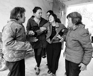 烈士母親堅(jiān)強(qiáng)面對喪子之痛稱要讓好心人放心(圖)
