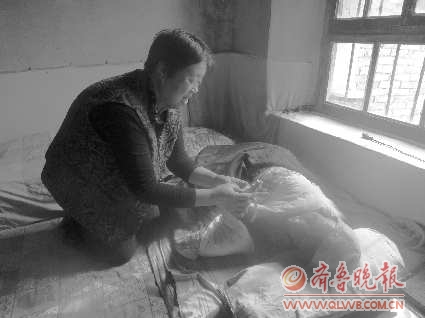 56歲女子照顧兩位與其無血緣關(guān)系老人11年(圖)