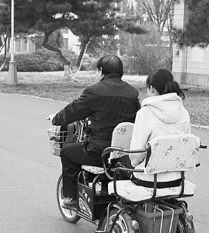 穿梭于吉大校園內(nèi)的紅色三輪車很是惹眼。