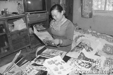 農(nóng)婦癡心學(xué)畫(huà)30年曾得到名師指點(diǎn)(圖)