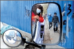 退役女兵自愿當(dāng)抽糞工稱職業(yè)沒有貴賤之別(圖)(2)
