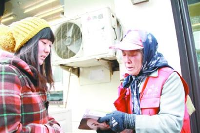 　昨日，鐘蕊捧著一摞雜志送給大娘，安慰她說(shuō)：“別難過(guò)了，雜志找到了！是派出所的民警幫你找到的，讓我?guī)兔λ瓦^(guò)來(lái)。別因?yàn)檫@事兒傷了身體。 ” 記者 李書(shū)揚(yáng) 攝