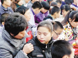 感恩班會上，兩人像母女一樣交流。張春江 攝