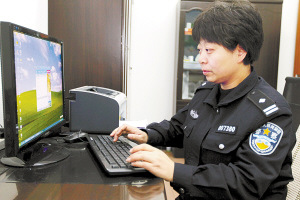 安排好了孩子，馮警官又上網(wǎng)了解情況。