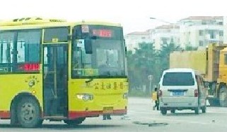面包車載多名幼兒逆行撞上公交司機棄車離開(圖)