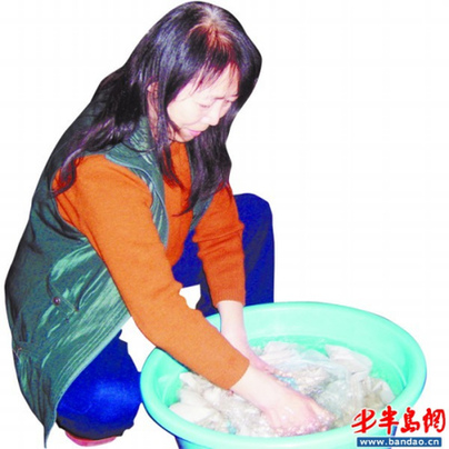 王肖虹每天要給母親洗200多塊尿布。