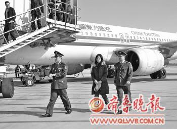 21日上午，一名偷渡者(中)回國自首?！∮浾?熊戈措 攝