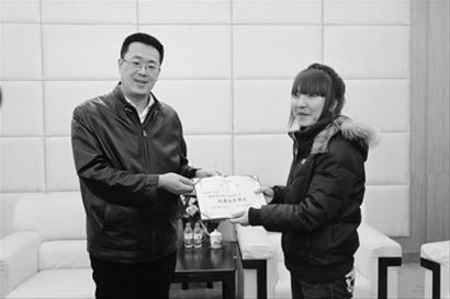 　沈陽團(tuán)市委書記邢鵬為楊艷艷頒發(fā)了沈陽市“優(yōu)秀共青團(tuán)員”榮譽(yù)證書“及1萬元助學(xué)基金。
