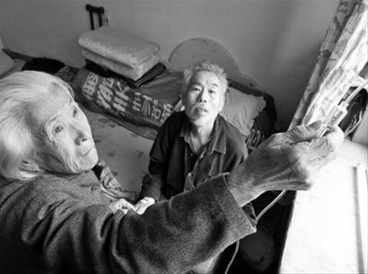 　　李功捷在家里打著點滴，已經(jīng)80歲的母親李淑芳說，就算是到了100歲也要照顧好這個兒子。 記者 王迪 攝