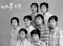 1979年10月，這一次，變化悄悄顯現(xiàn)，有人燙起了新潮的發(fā)型，梳起了卷卷的劉海。