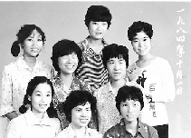 　1984年10月1日，不知是不是短發(fā)流行，女孩們形象大變，8個(gè)人中有6個(gè)剪短了頭發(fā)。