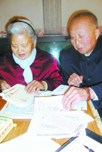 蘭芝柏夫婦在清理多年的捐款單。