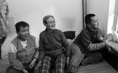 　吳淑貞老人(中)和兒子古金成(右)、女兒古敏在一起，她說：“媽活著有一口氣，就不能放棄你們！ ” 記者 孫振芳 攝