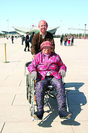 55歲男子推著八旬病母“逛街”行程萬(wàn)里（圖）