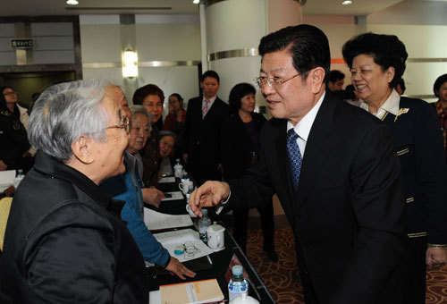王兆國、陳至立與出席會(huì)議的全國婦聯(lián)老領(lǐng)導(dǎo)親切交談。記者徐建軍攝