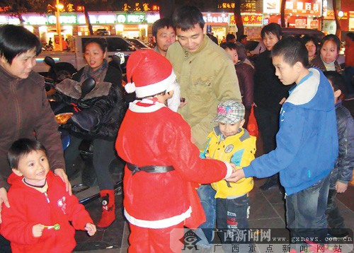 小嘉璐正在街上派送禮物。 記者 趙敏攝