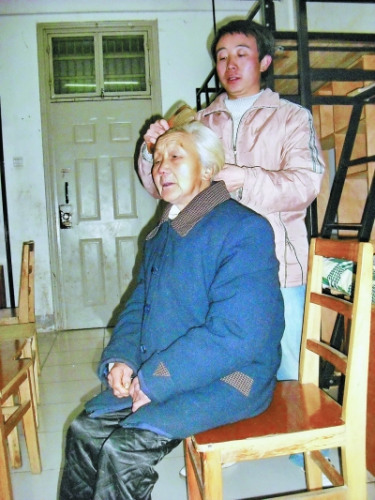 張義波給外婆梳頭。 