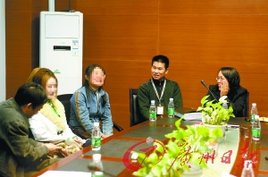 母親6年前刀割女兒雙耳被判刑6年后互相寬?。▓D）