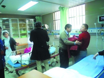 到了醫(yī)院，兩位司機(jī)還緊緊抱著男嬰