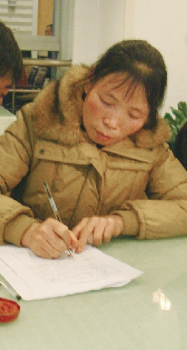 張慧寬在捐獻(xiàn)登記表上簽名 張慧寬在捐獻(xiàn)登記表上簽名
