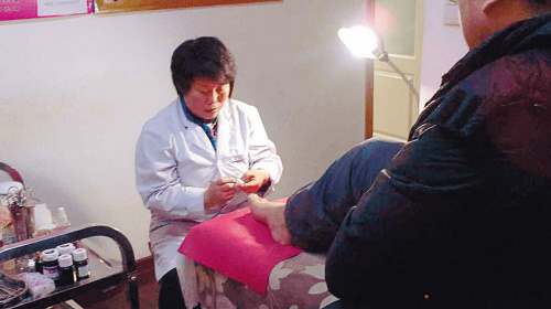 李子娟給空巢老人免費(fèi)修腳，一干就是11年