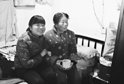 將滿18歲的成妮一直沒有戶口，現(xiàn)與身患老年癡呆的姑媽相依為命。記者劉斌 攝 