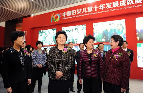  3月6日，中共中央政治局委員、國務委員劉延東在北京出席“中國婦女兒童十年發(fā)展成就展”開幕式并參觀展覽。新華社記者 謝環(huán)馳 攝 