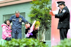 昨日，墊江監(jiān)獄，服刑人員王盛強與身患尿毒癥的女兒小梅及家人見面，痛哭失聲。監(jiān)獄長胡鑫念出給小梅的回信。(記者 王海 攝)
