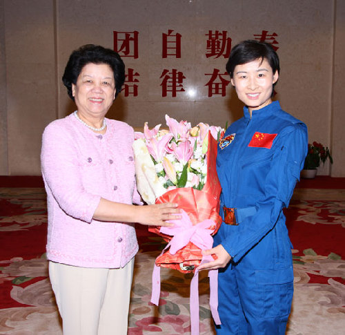 7月30日全國(guó)人大常委會(huì)副委員長(zhǎng)、全國(guó)婦聯(lián)主席陳至立接見航天員劉洋 秦憲安攝