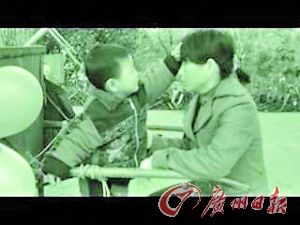 學(xué)生拍的視頻中，濤濤為媽媽擦汗。