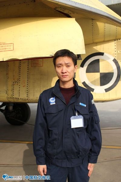 中國(guó)“航母style”第一人，中航工業(yè)試飛中心飛行部機(jī)務(wù)二大隊(duì)黨支部副書記兼副大隊(duì)長(zhǎng)沈意。