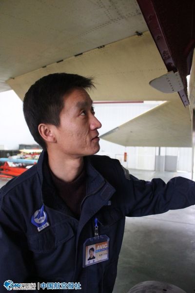 中國(guó)“航母style”第一人，中航工業(yè)試飛中心飛行部機(jī)務(wù)二大隊(duì)黨支部副書記兼副大隊(duì)長(zhǎng)沈意。